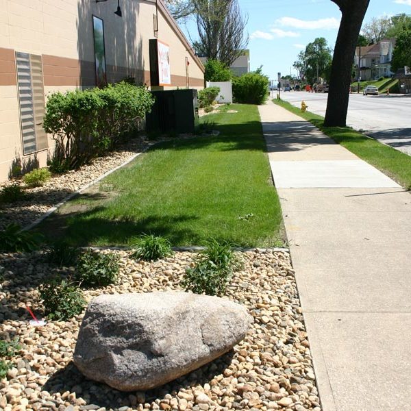 mosher-landscaping-commercial-sidewalk