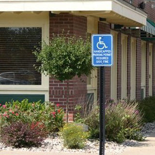 mosher-landscaping-commercial-chilis-sidewalk