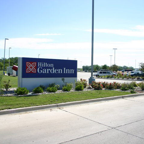 mosher-landscaping-commercial-hilton-garden-inn-entrance