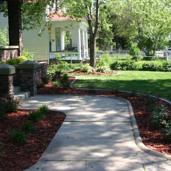 mosher-landscaping-residential-front-yard-sidewalk